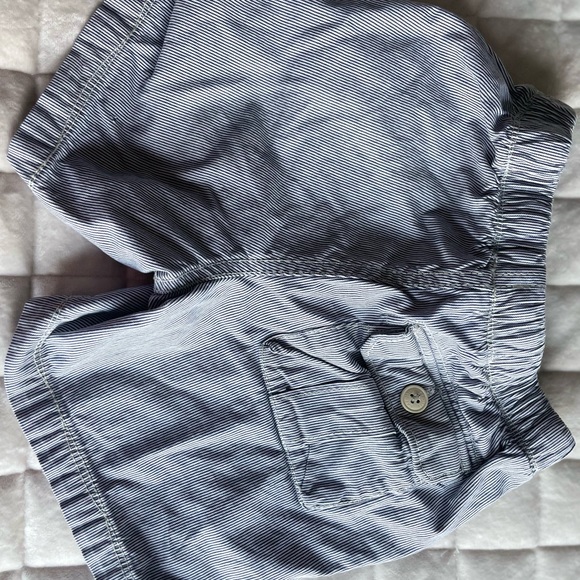 5/$15 Closet Sale! Baby Gap 3T Boys Blue and White Striped Shorts - Picture 4 of 5